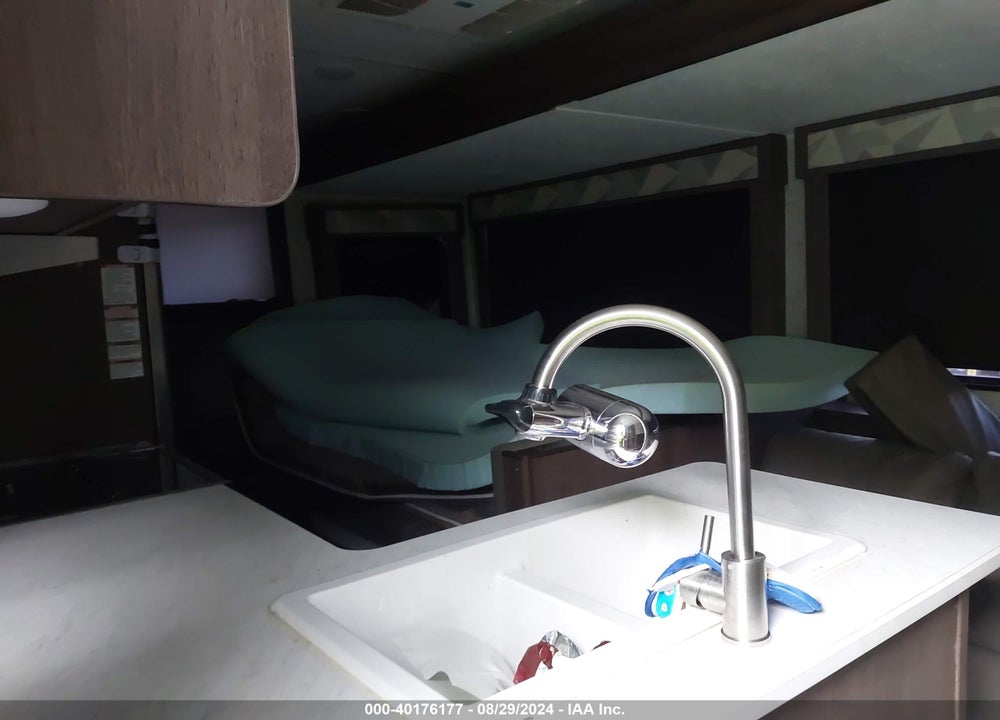 2019 FOREST RIVER WILWOOD 32' TRAVEL TRAILER VIN: 4X4TWDB21K7363560