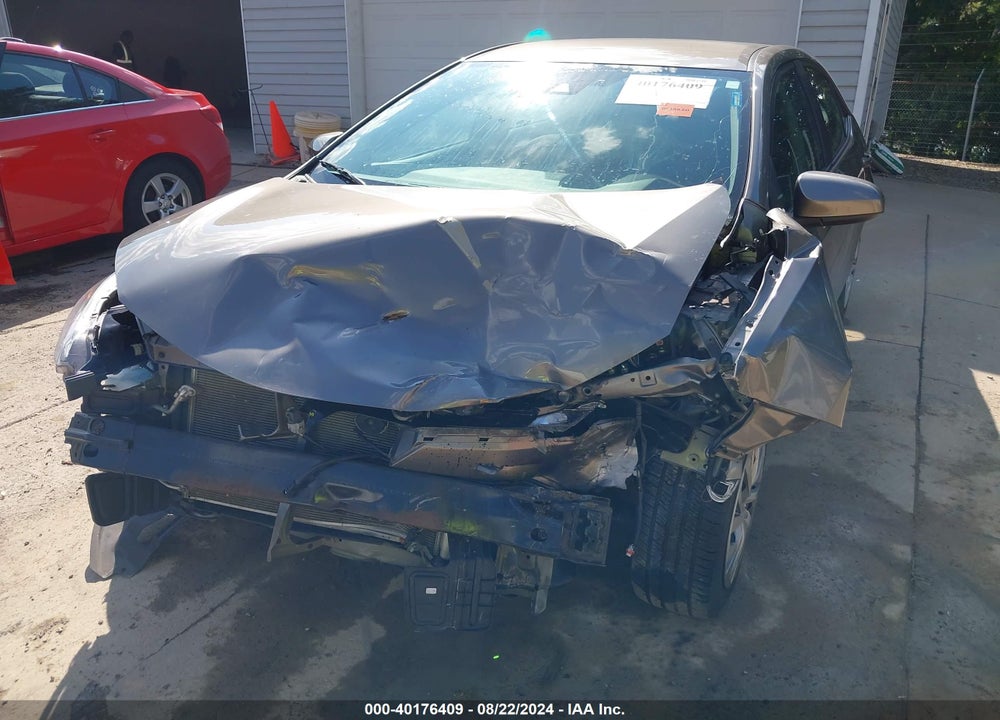 2018 TOYOTA COROLLA LE VIN: 2T1BURHE2JC108757