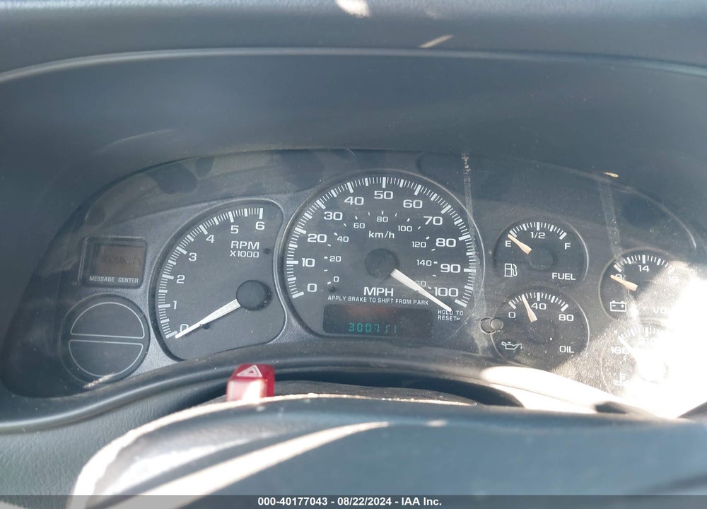 2001 CHEVROLET SUBURBAN 1500 LT VIN: 1GNEC16TX1J294353
