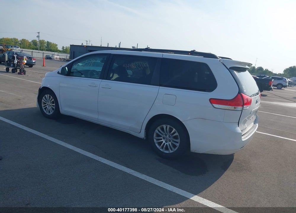 2014 TOYOTA SIENNA XLE V6 8 PASSENGER VIN: 5TDYK3DC3ES515842