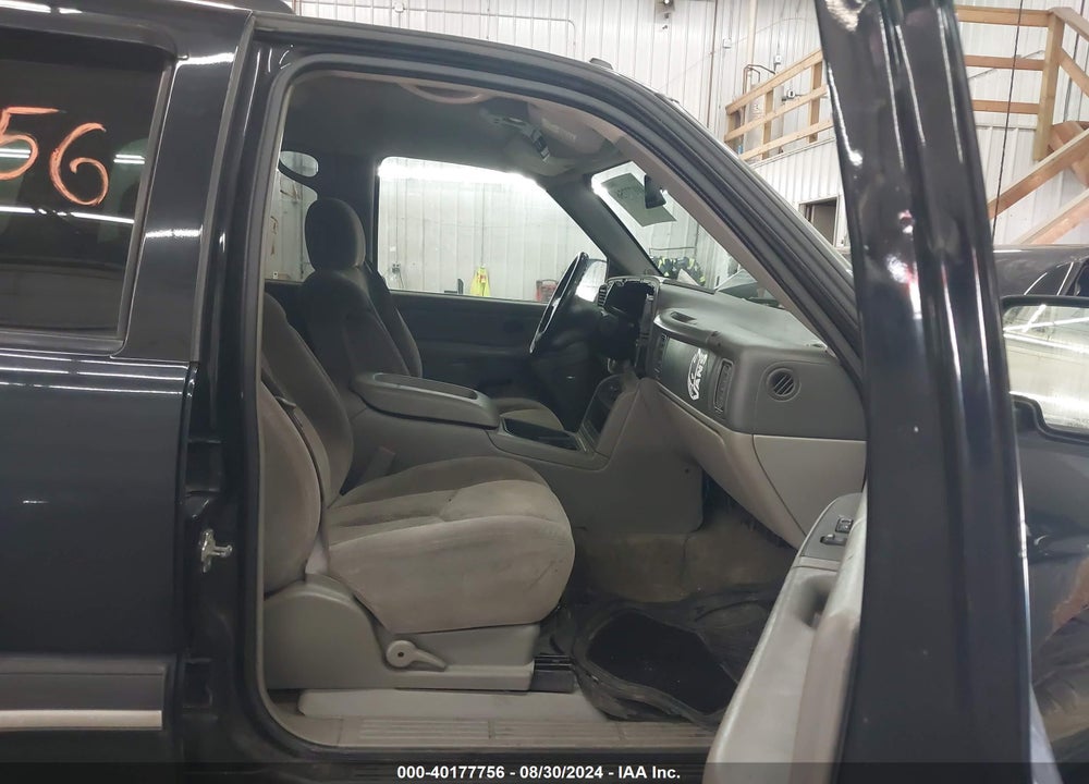 2005 CHEVROLET TAHOE LS VIN: 1GNEK13T45R168939
