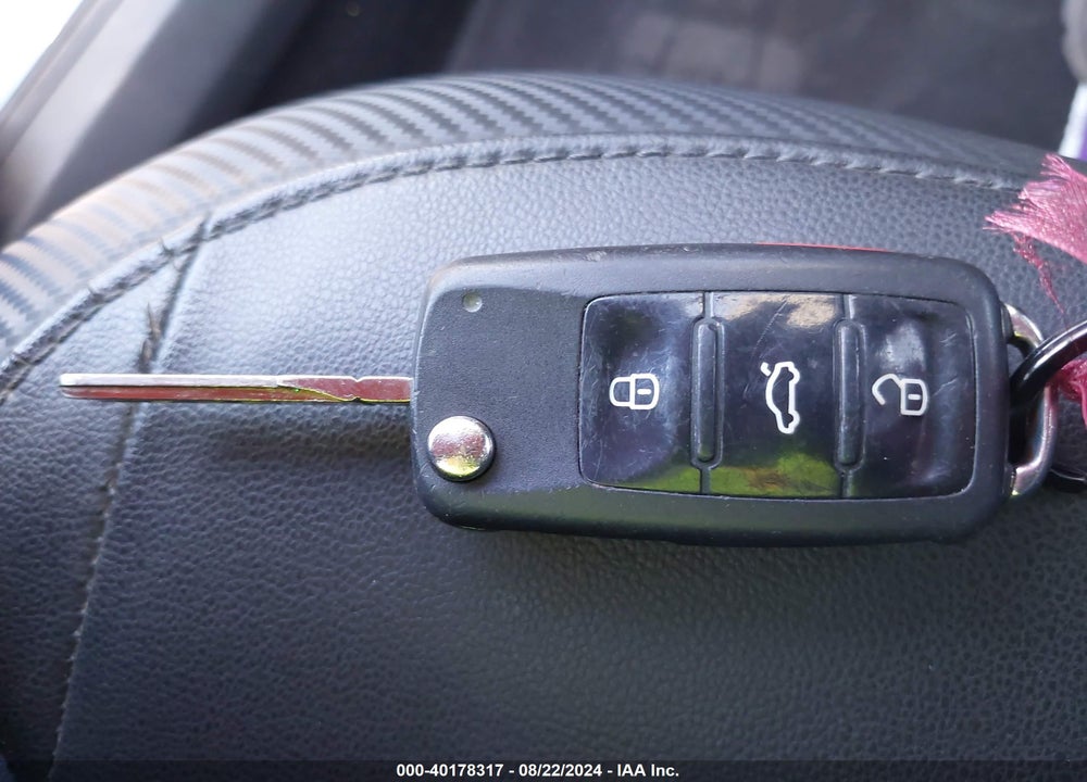 2014 VOLKSWAGEN BEETLE 1.8T VIN: 3VW517AT7EM821974