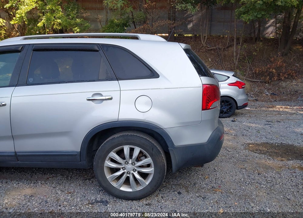 2011 KIA SORENTO LX V6 VIN: 5XYKTDA25BG073501