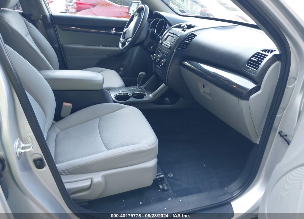 2011 KIA SORENTO LX V6 VIN: 5XYKTDA25BG073501