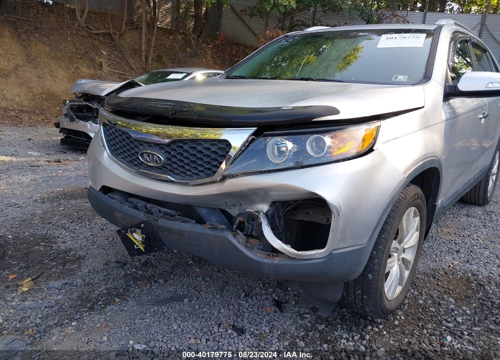 2011 KIA SORENTO LX V6 VIN: 5XYKTDA25BG073501