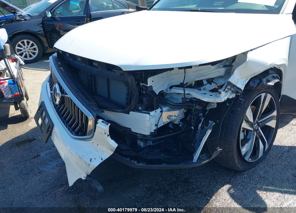 2024 VOLVO XC40 B5 PLUS BRIGHT THEME VIN: YV4L12UE3R2248561