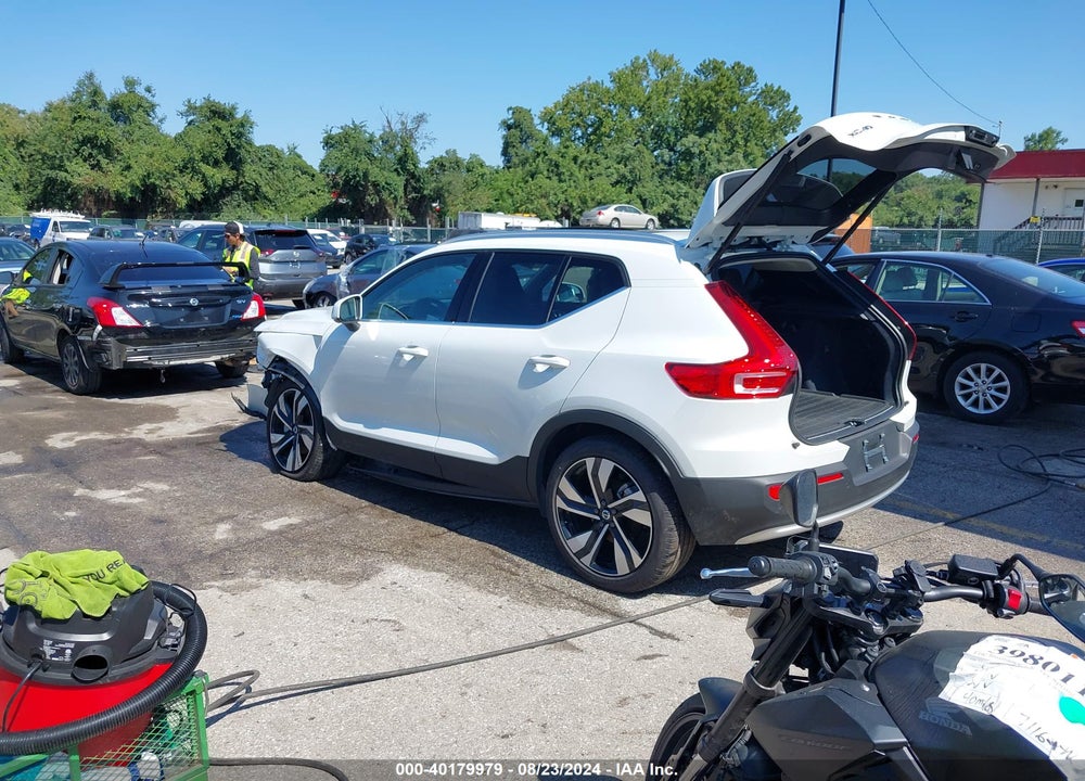 2024 VOLVO XC40 B5 PLUS BRIGHT THEME VIN: YV4L12UE3R2248561