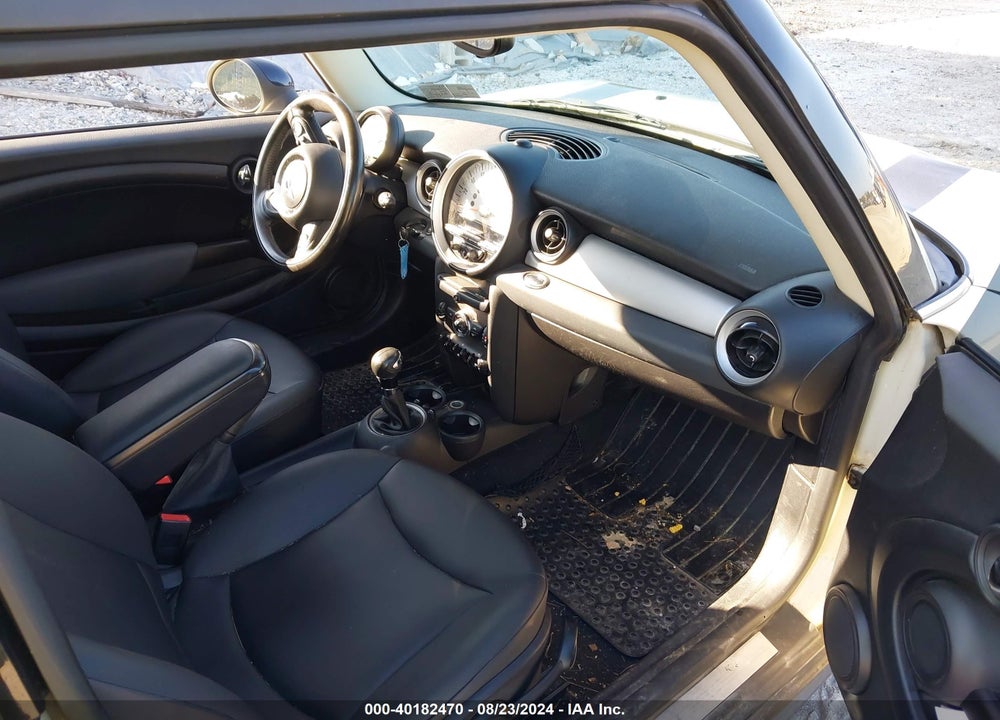 2011 MINI COOPER VIN: WMWSU3C56BT096558