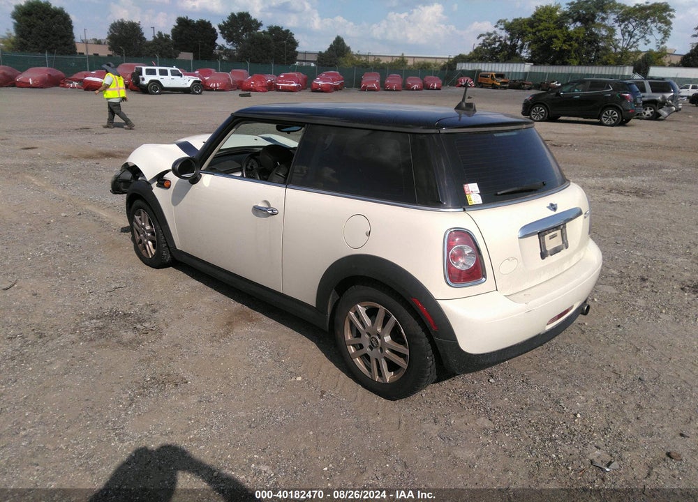 2011 MINI COOPER VIN: WMWSU3C56BT096558