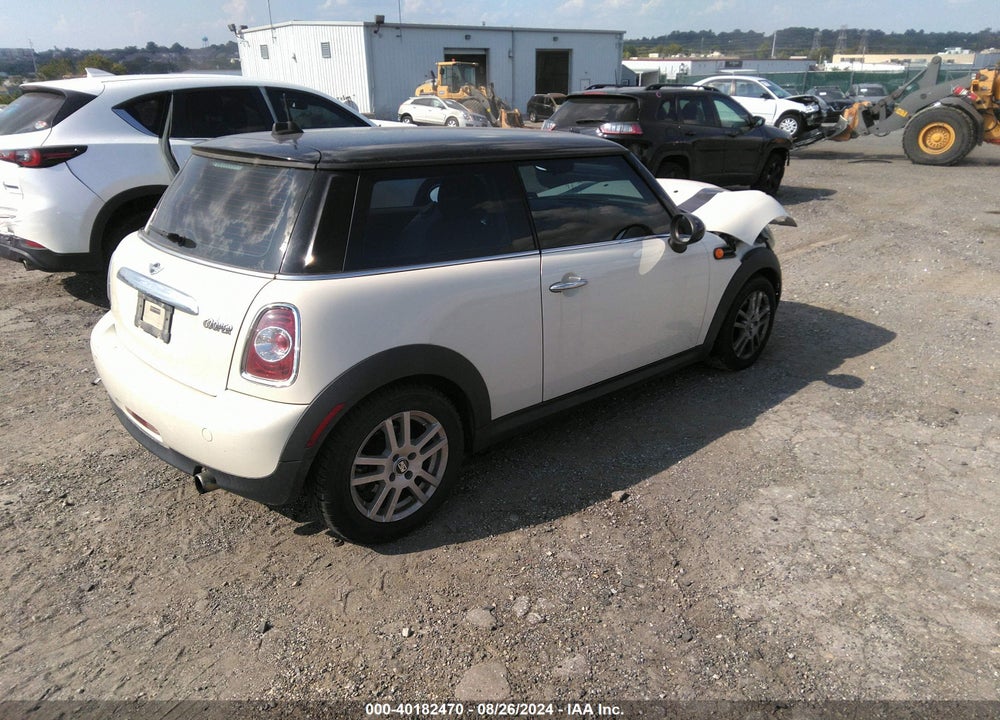 2011 MINI COOPER VIN: WMWSU3C56BT096558