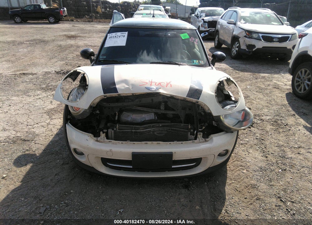 2011 MINI COOPER VIN: WMWSU3C56BT096558
