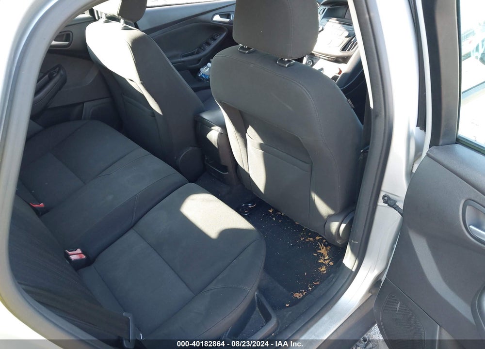 2015 FORD FOCUS SE VIN: 1FADP3K28FL301013
