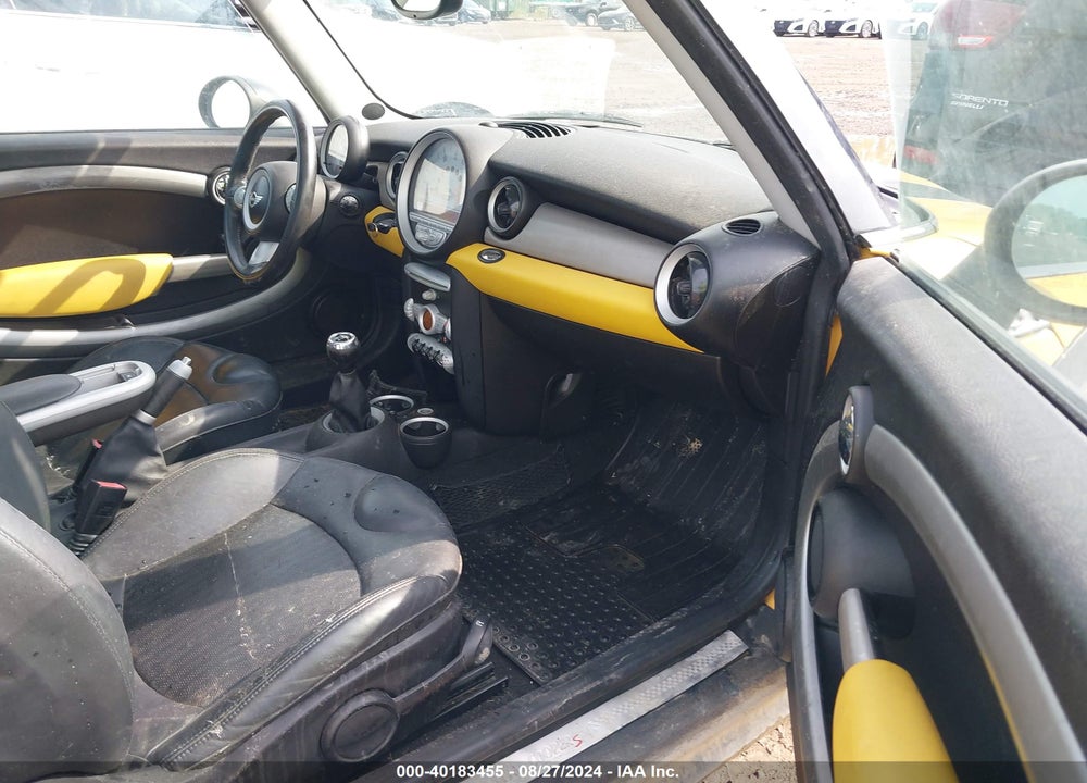 2008 MINI COOPER S VIN: WMWMF73588TT92216