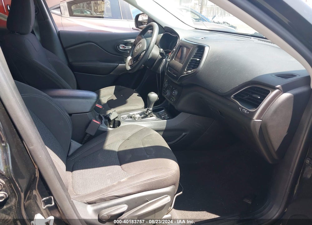 2019 JEEP CHEROKEE LATITUDE FWD VIN: 1C4PJLCB2KD406058