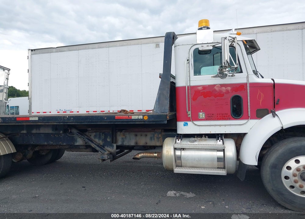 2004 PETERBILT 330 VIN: 2NPNLD9X04M836364