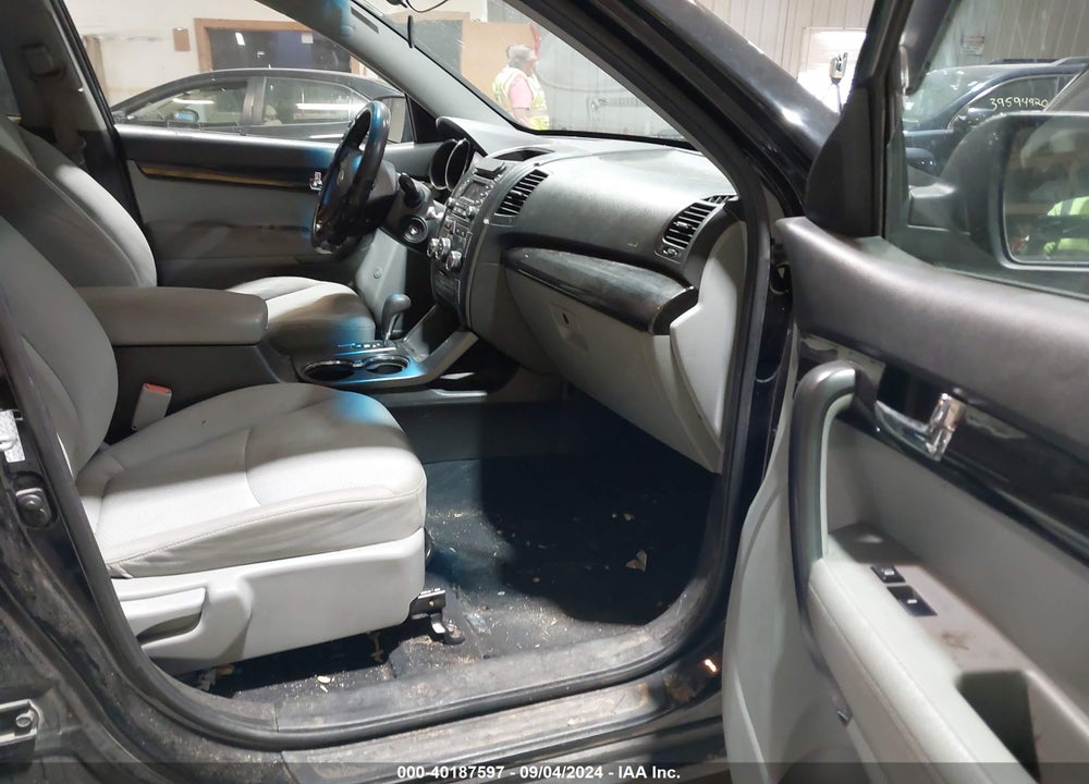 2011 KIA SORENTO LX VIN: 5XYKTCA18BG013844