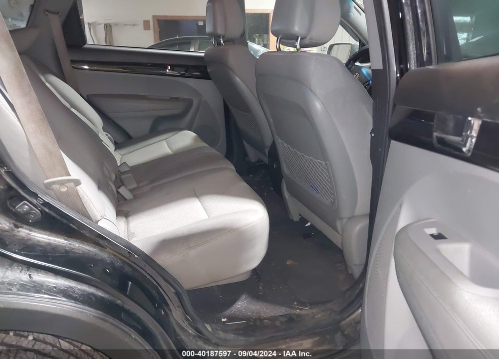 2011 KIA SORENTO LX VIN: 5XYKTCA18BG013844