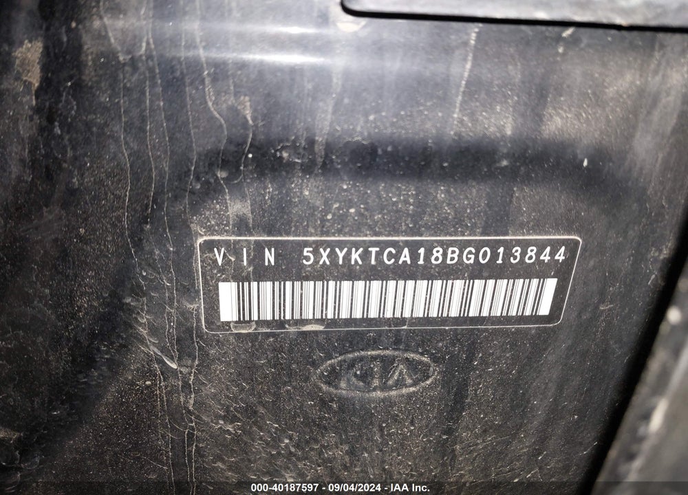 2011 KIA SORENTO LX VIN: 5XYKTCA18BG013844