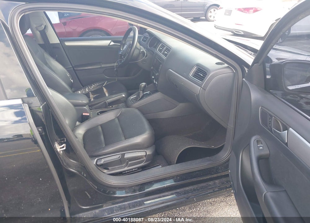 2015 VOLKSWAGEN JETTA 1.8T SE VIN: 3VWD17AJ8FM258557