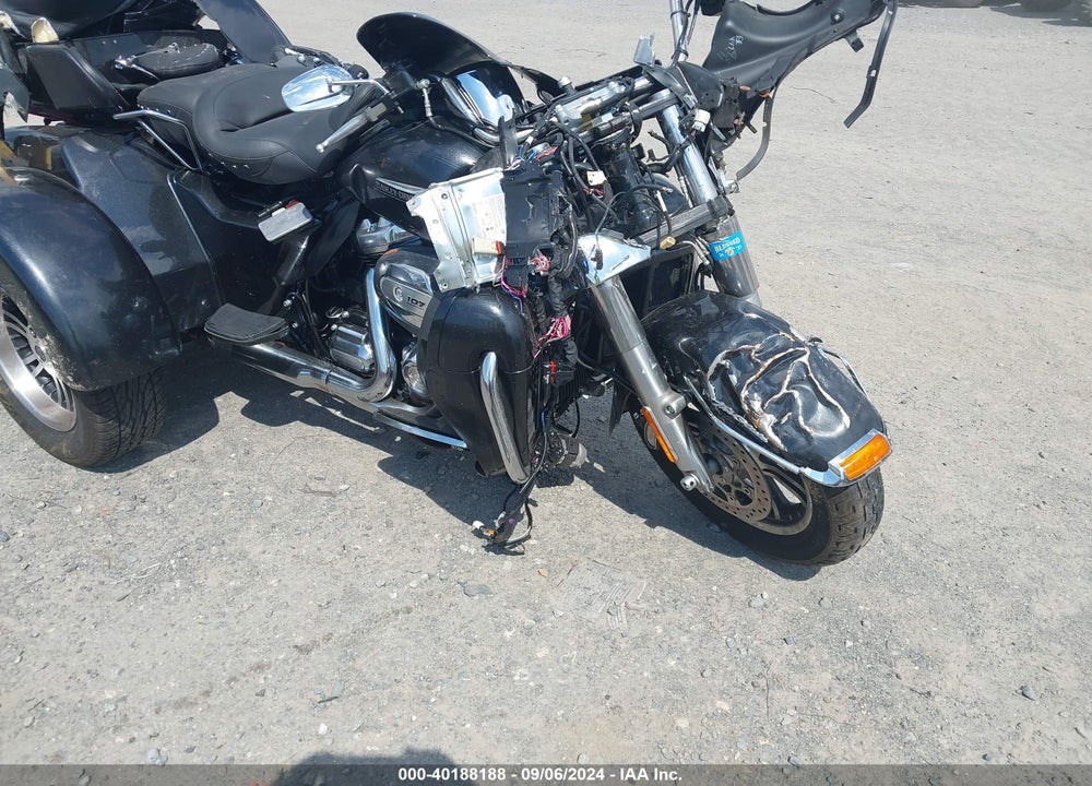 2018 HARLEY-DAVIDSON FLHTCUTG TRI GLIDE ULTRA VIN: 1HD1MAD15JB857713