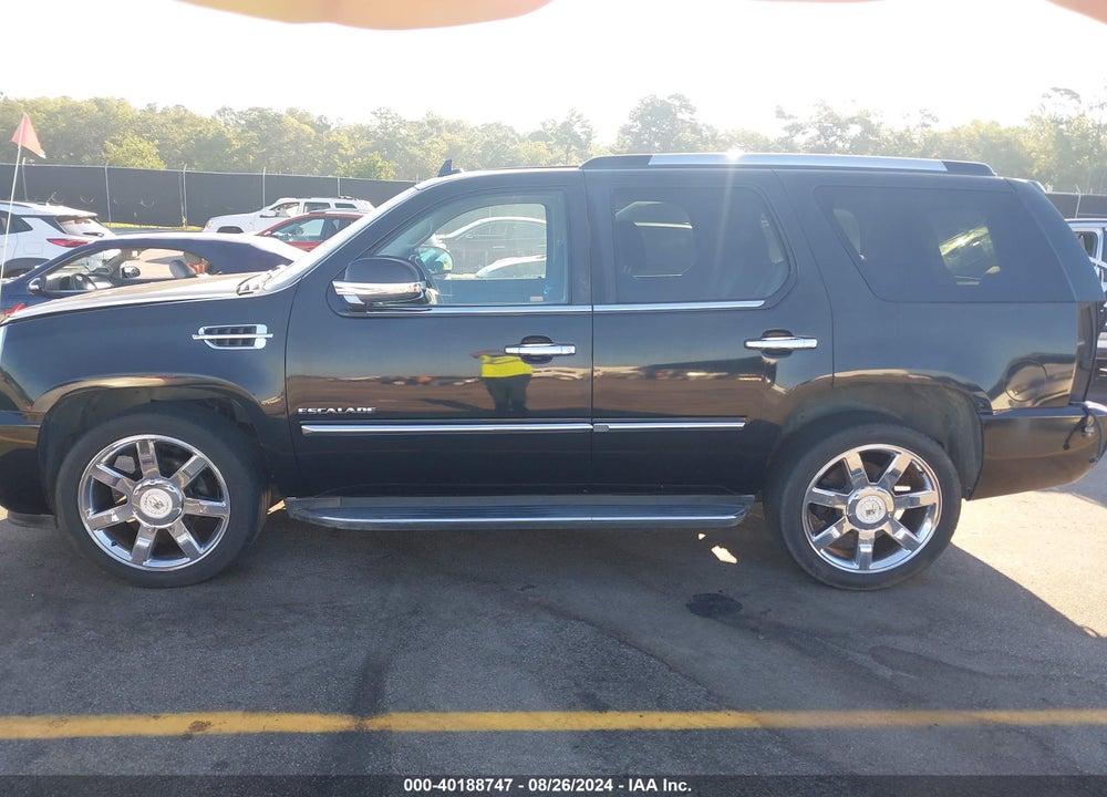 2011 CADILLAC ESCALADE LUXURY VIN: 1GYS4BEFXBR138739