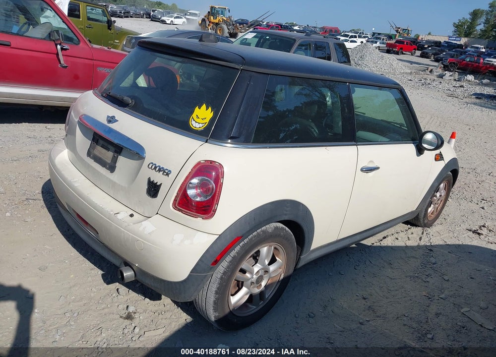 2011 MINI COOPER VIN: WMWSU3C59BTX96672