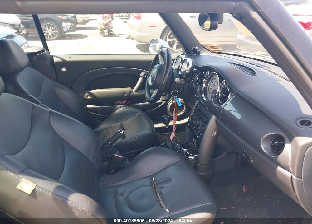 2005 MINI COOPER S VIN: WMWRH33435TF81595