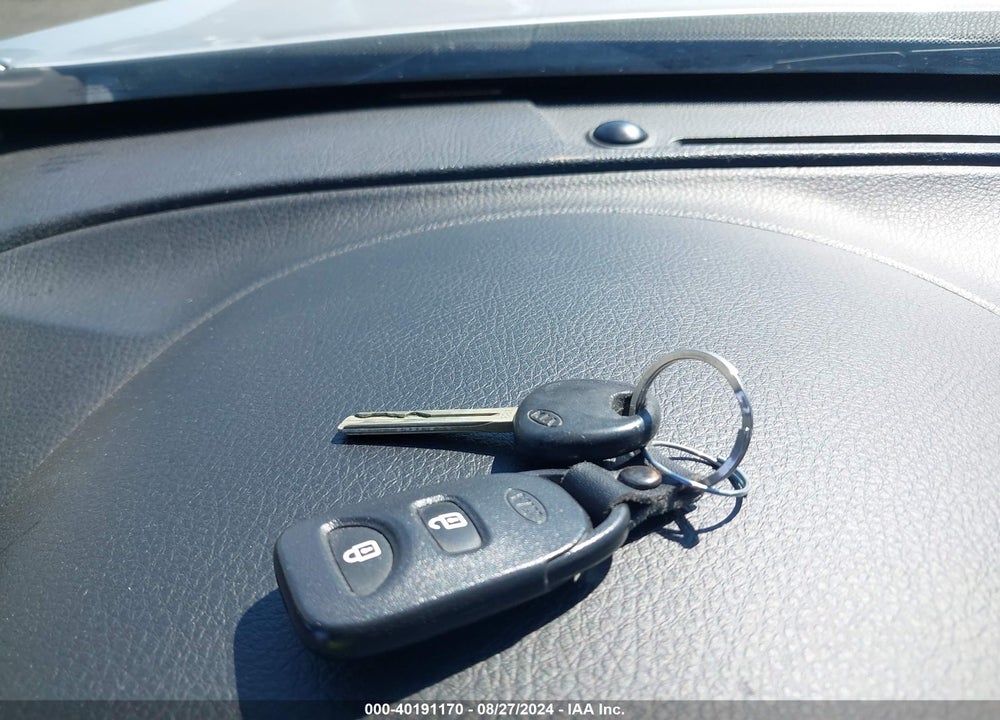 2011 KIA SORENTO LX VIN: 5XYKT3A12BG006906