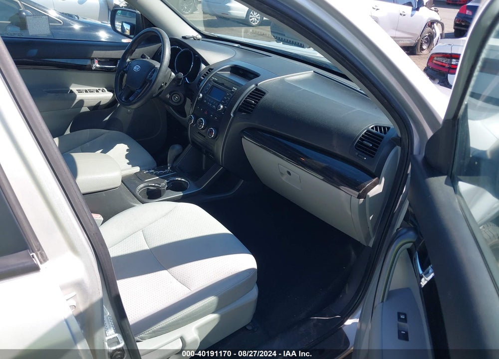 2011 KIA SORENTO LX VIN: 5XYKT3A12BG006906
