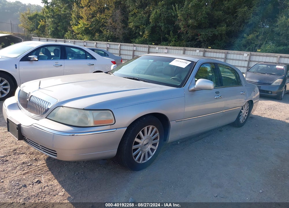2004 LINCOLN TOWN CAR SIGNATURE VIN: 1LNHM81W84Y656166