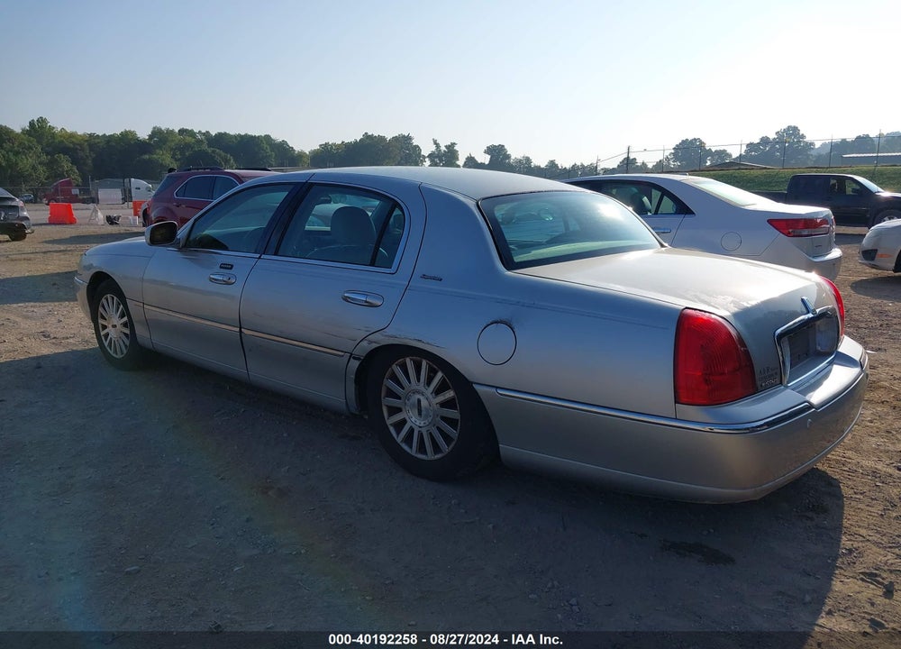 2004 LINCOLN TOWN CAR SIGNATURE VIN: 1LNHM81W84Y656166