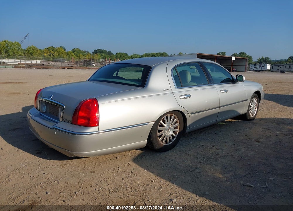 2004 LINCOLN TOWN CAR SIGNATURE VIN: 1LNHM81W84Y656166