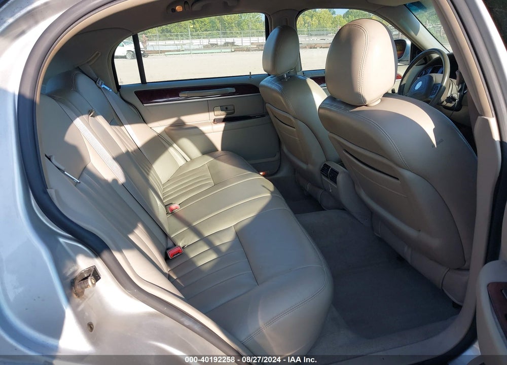2004 LINCOLN TOWN CAR SIGNATURE VIN: 1LNHM81W84Y656166