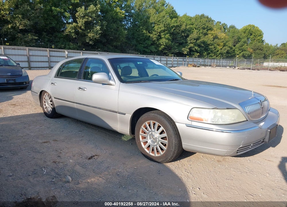 2004 LINCOLN TOWN CAR SIGNATURE VIN: 1LNHM81W84Y656166