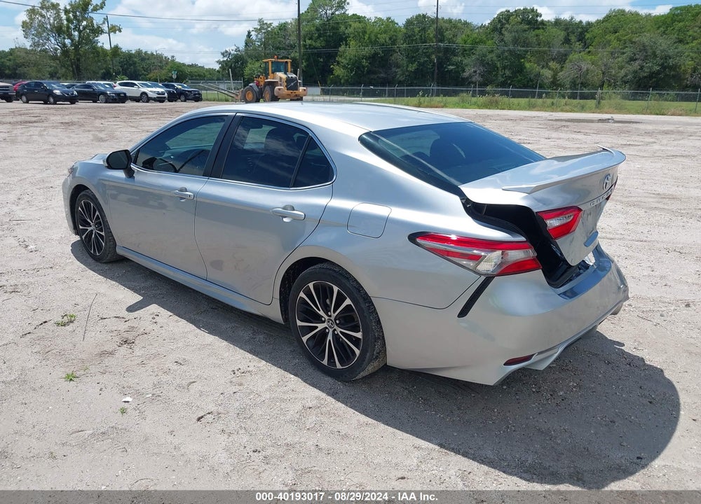 2018 TOYOTA CAMRY SE VIN: 4T1B11HK2JU082174