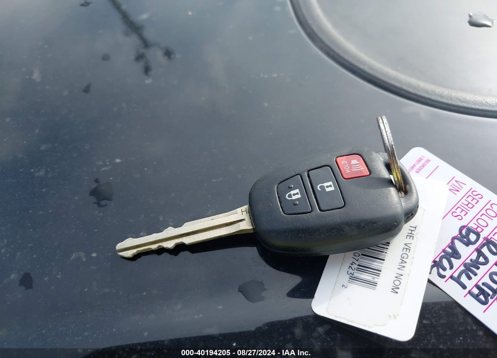 2018 TOYOTA RAV4 XLE VIN: 2T3WFREV6JW447141