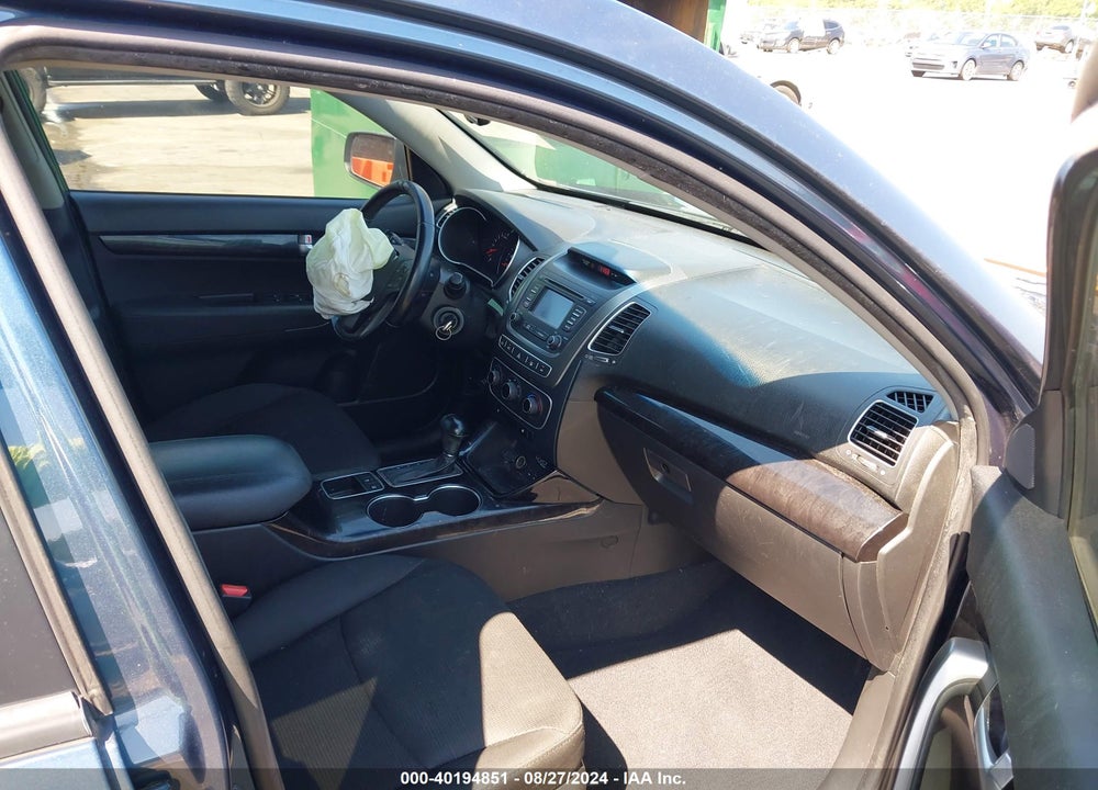 2015 KIA SORENTO LX VIN: 5XYKT4A62FG564035