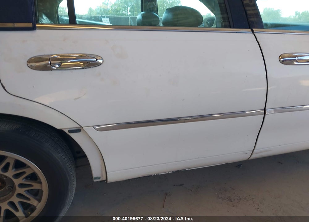 2000 LINCOLN TOWN CAR SIGNATURE VIN: 1LNHM82W3YY774727