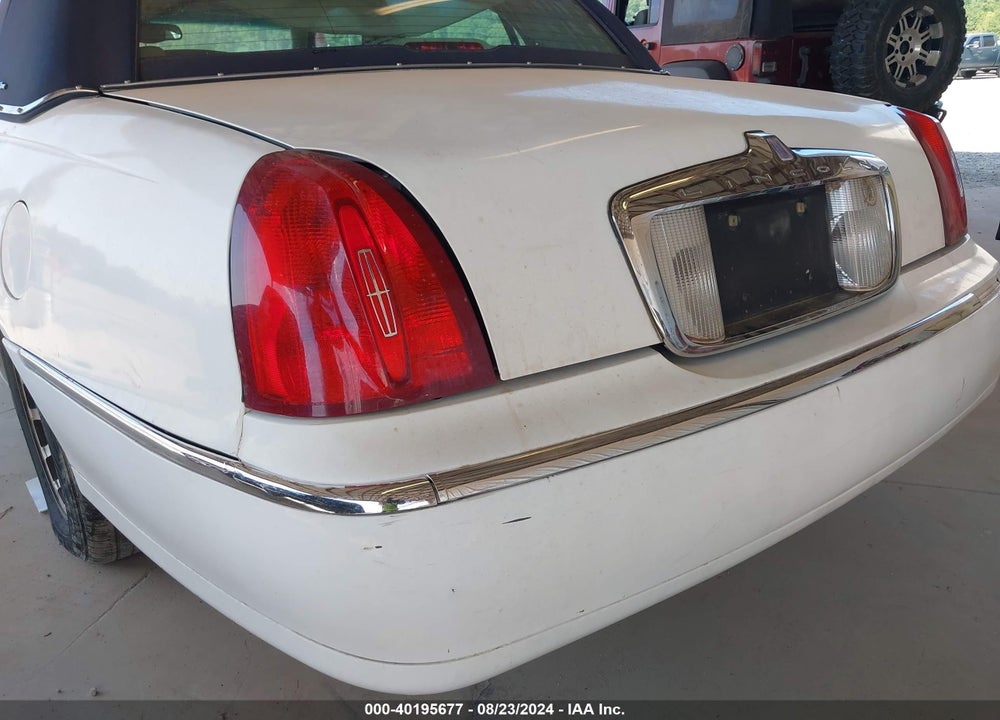 2000 LINCOLN TOWN CAR SIGNATURE VIN: 1LNHM82W3YY774727