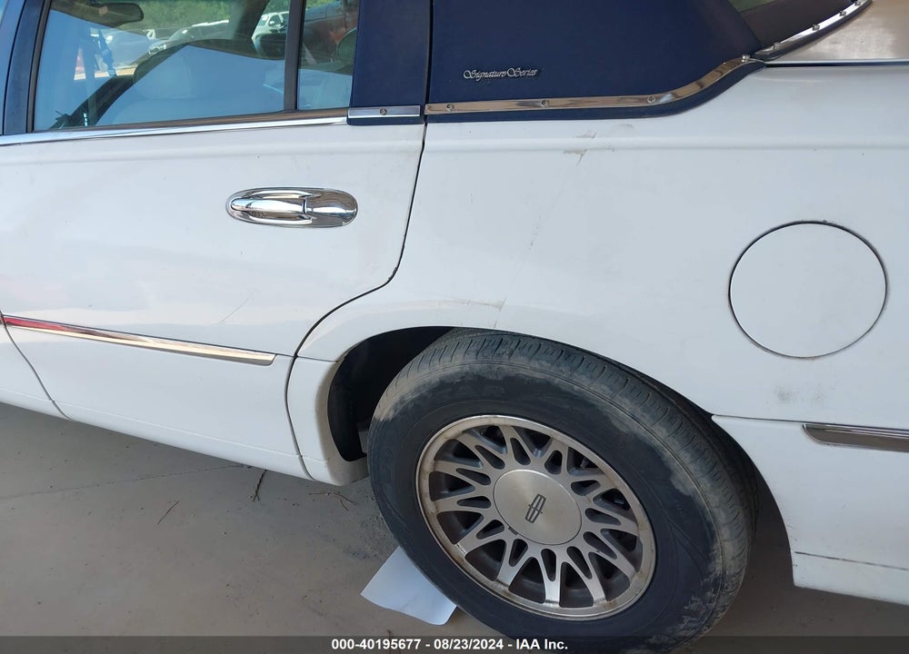 2000 LINCOLN TOWN CAR SIGNATURE VIN: 1LNHM82W3YY774727