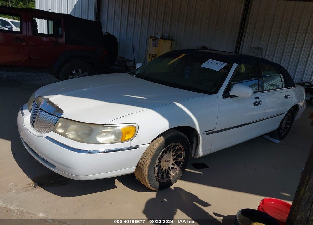 2000 LINCOLN TOWN CAR SIGNATURE VIN: 1LNHM82W3YY774727