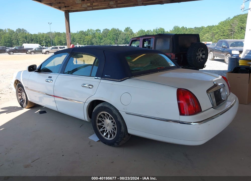 2000 LINCOLN TOWN CAR SIGNATURE VIN: 1LNHM82W3YY774727
