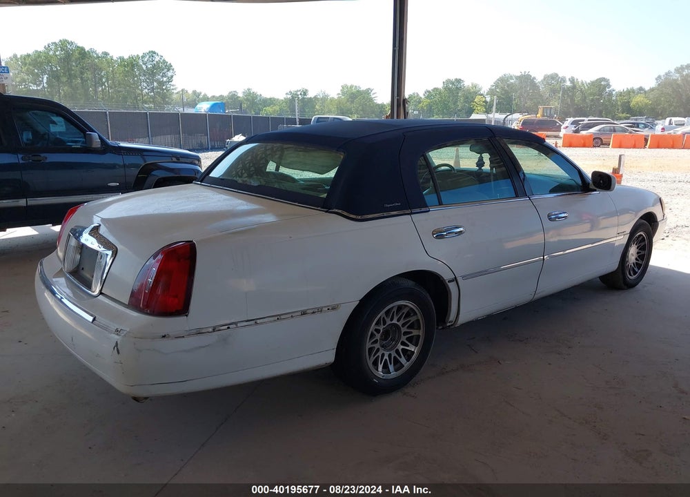 2000 LINCOLN TOWN CAR SIGNATURE VIN: 1LNHM82W3YY774727