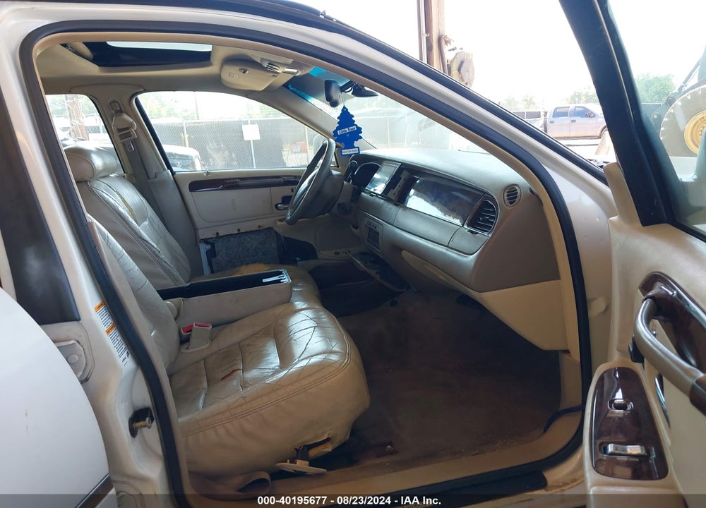 2000 LINCOLN TOWN CAR SIGNATURE VIN: 1LNHM82W3YY774727