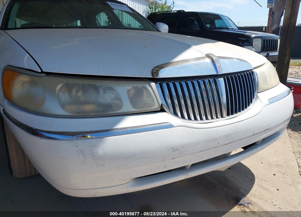 2000 LINCOLN TOWN CAR SIGNATURE VIN: 1LNHM82W3YY774727
