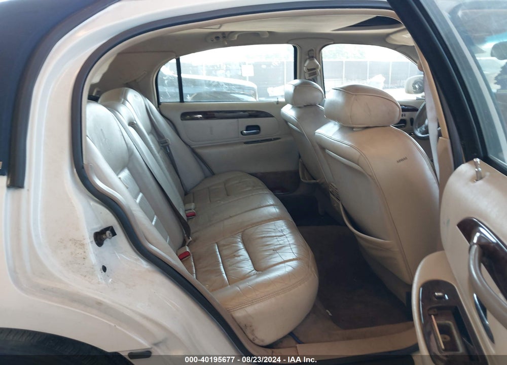 2000 LINCOLN TOWN CAR SIGNATURE VIN: 1LNHM82W3YY774727