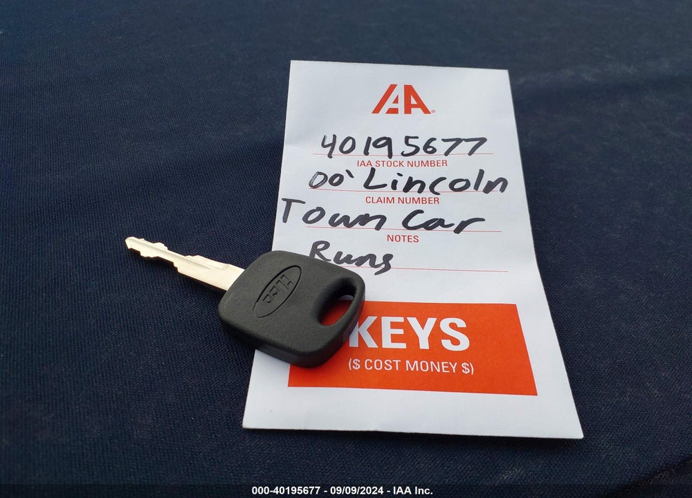 2000 LINCOLN TOWN CAR SIGNATURE VIN: 1LNHM82W3YY774727