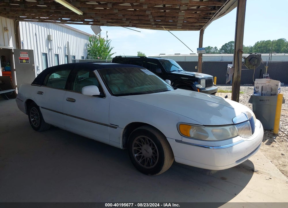 2000 LINCOLN TOWN CAR SIGNATURE VIN: 1LNHM82W3YY774727