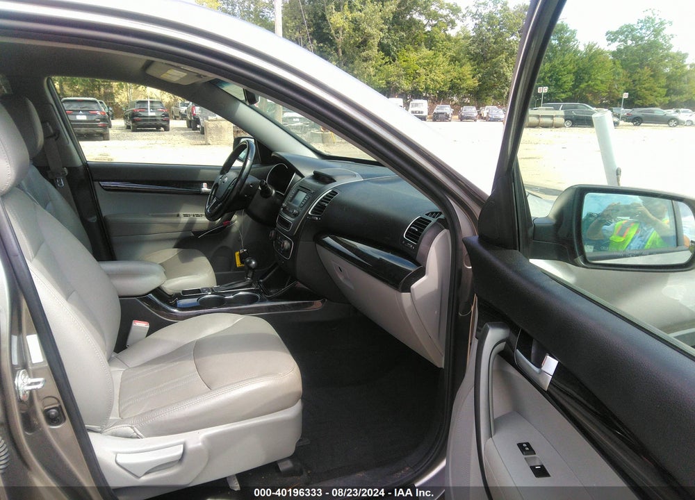 2014 KIA SORENTO LX VIN: 5XYKTCA61EG443022