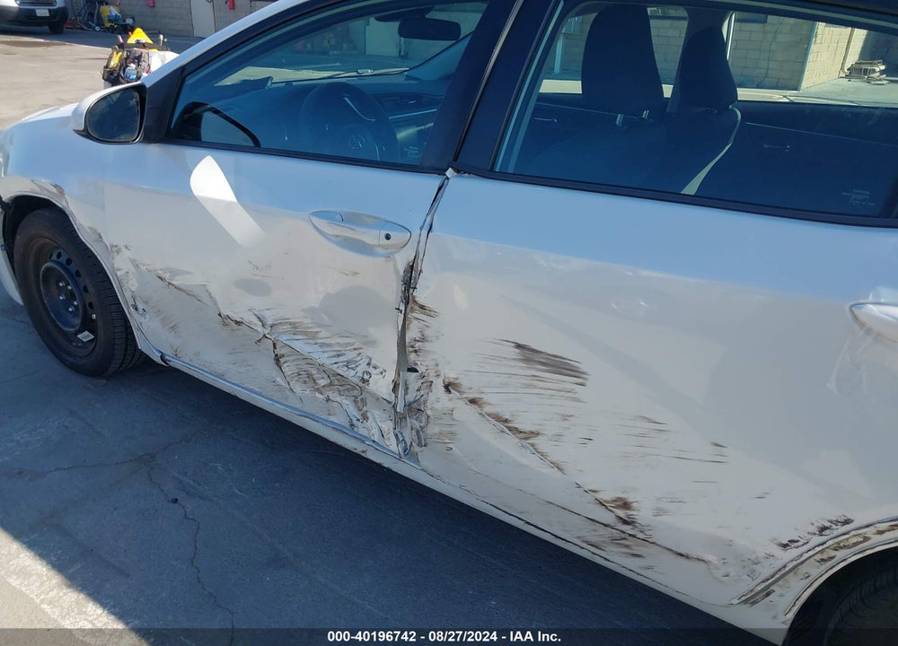 2018 TOYOTA COROLLA LE VIN: 5YFBURHE9JP748027